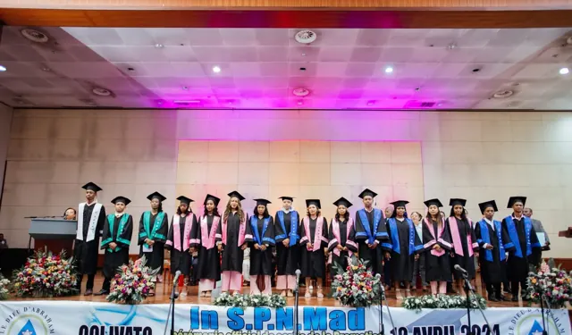 Les diplômés sur la scène de la cérémonie
