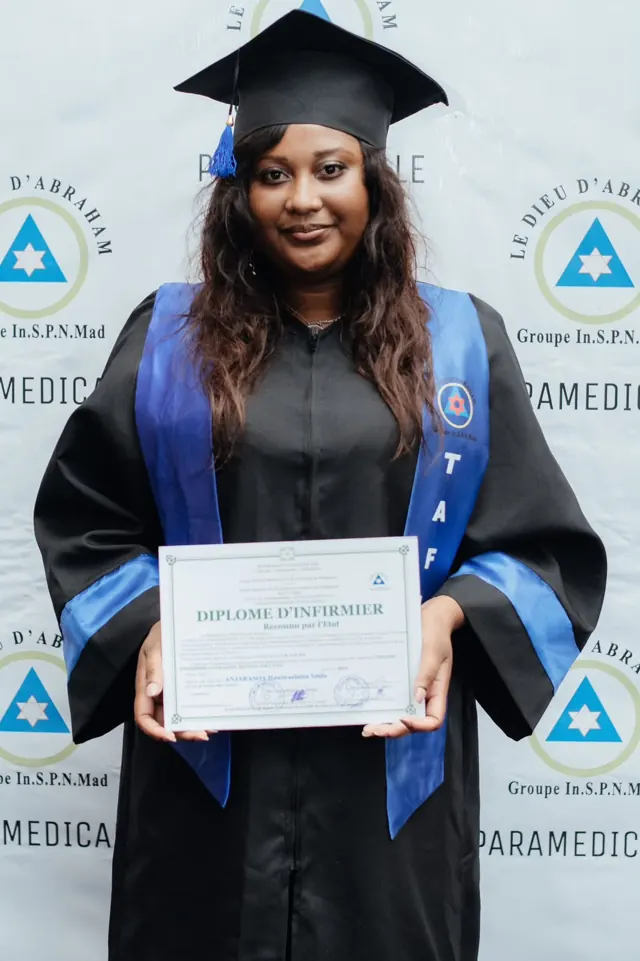 Diplômée infirmière tenant son diplôme