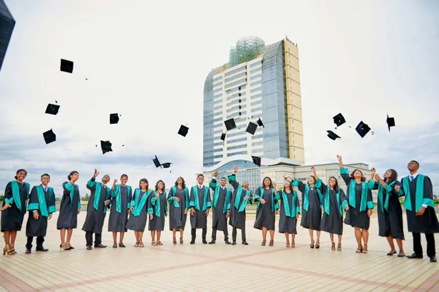 Diplômés lançant leurs toques